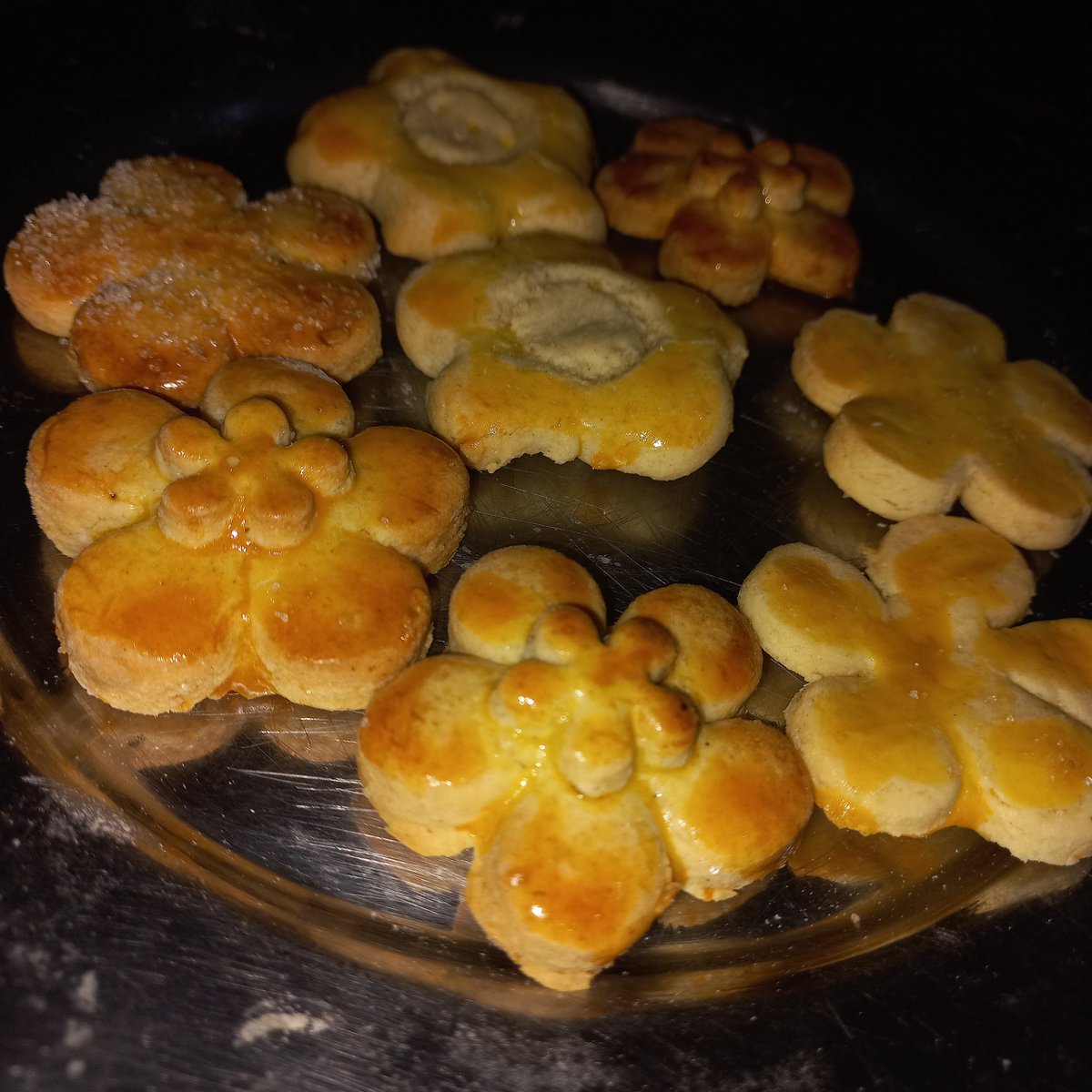 facusireix's tweet photo. me pidió flores pero no me dijo en qué formato así que le hice galletitas https://t.co/3wKy6ZEcMg