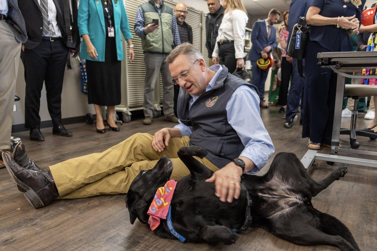 SecVetAffairs's tweet photo. Yesterday was National Service Dog Day🐕‍🦺🇺🇸

For countless Veterans, service dogs are more than companions- they provide independence, confidence and support every single day. https://t.co/S5jCyiGQwP