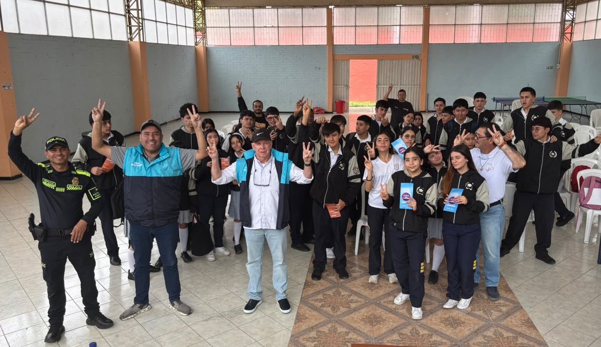 SecGobCundi's tweet photo. #EnTerritorio|| Junto a la @MujerGeneroCund, y @PoliciaCmarca capacitamos a 70 alumnos de la Normal Superior Santa Teresita #Quetame en prevención de la violencia intrafamiliar y consumo de SPA, promoviendo entornos seguros y libres de riesgo para niñas, niños y adolescentes. https://t.co/wZKZPWkKEf