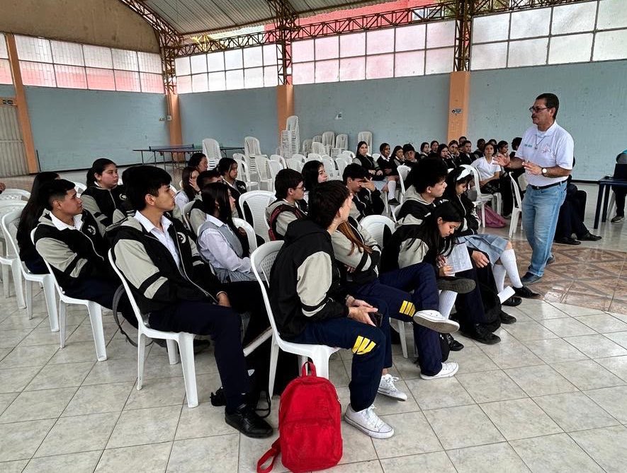 SecGobCundi's tweet photo. #EnTerritorio|| Junto a la @MujerGeneroCund, y @PoliciaCmarca capacitamos a 70 alumnos de la Normal Superior Santa Teresita #Quetame en prevención de la violencia intrafamiliar y consumo de SPA, promoviendo entornos seguros y libres de riesgo para niñas, niños y adolescentes. https://t.co/wZKZPWkKEf