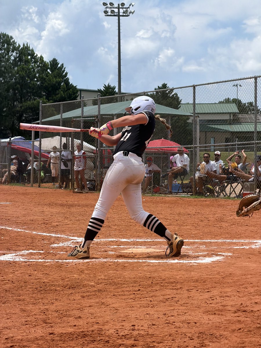 KateMcCrary2031's tweet photo. Ready to get back on the dirt this weekend for a scrimmage! Been busy with volleyball lately, but there’s nothing like getting to play softball with my team. 🥎

@FuryPlatinum
#ClassOf2031 https://t.co/pGeHbr2Kls