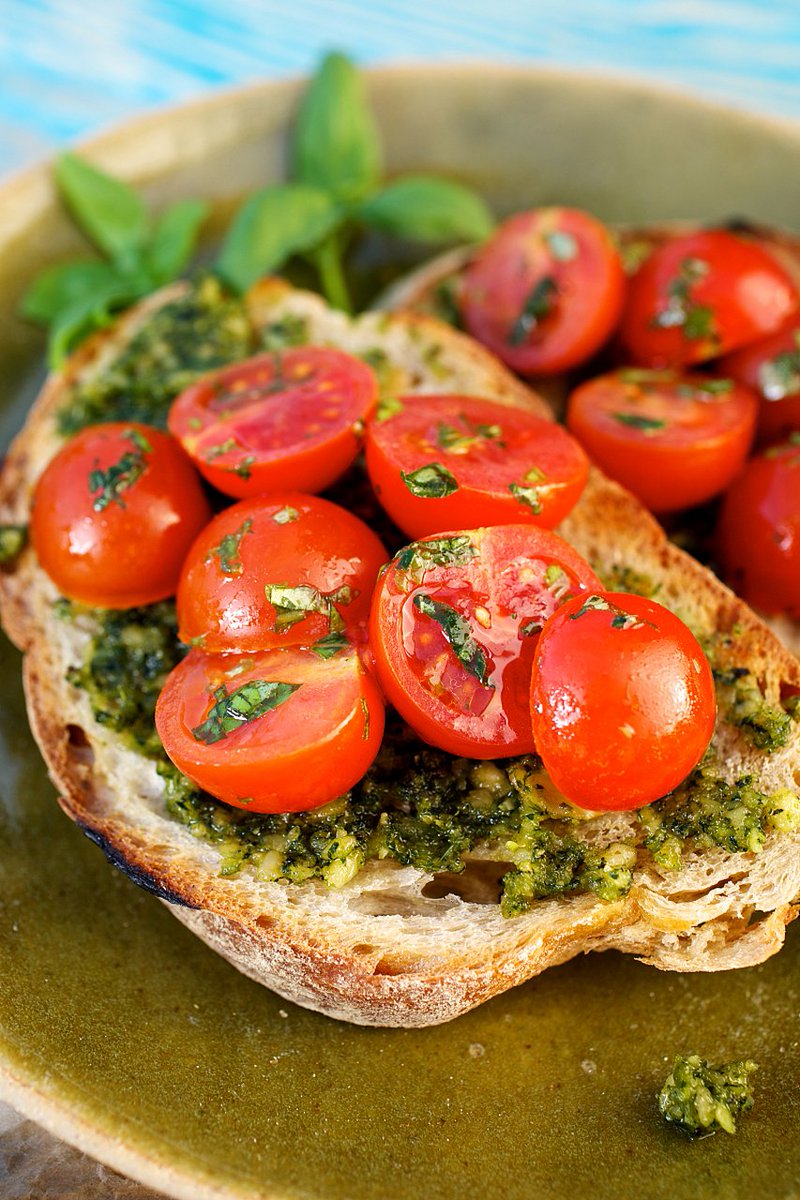 Andik0853749791's tweet photo. Just made warm tomato and basil toast on a rainy Sunday afternoon—crunchy, fragrant, and pure small joy https://t.co/KdF73Ro4ot