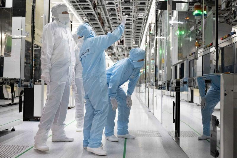 JohnSmith72dro's tweet photo. 🇩🇪 Infineon

Infineon is making noise in Germany today. 🇩🇪⚡
The chipmaker was up around 2.4% as European semiconductor stocks rallied.
Is Europe building a stronger position in the global chip race? https://t.co/6PjZ4uMKIo