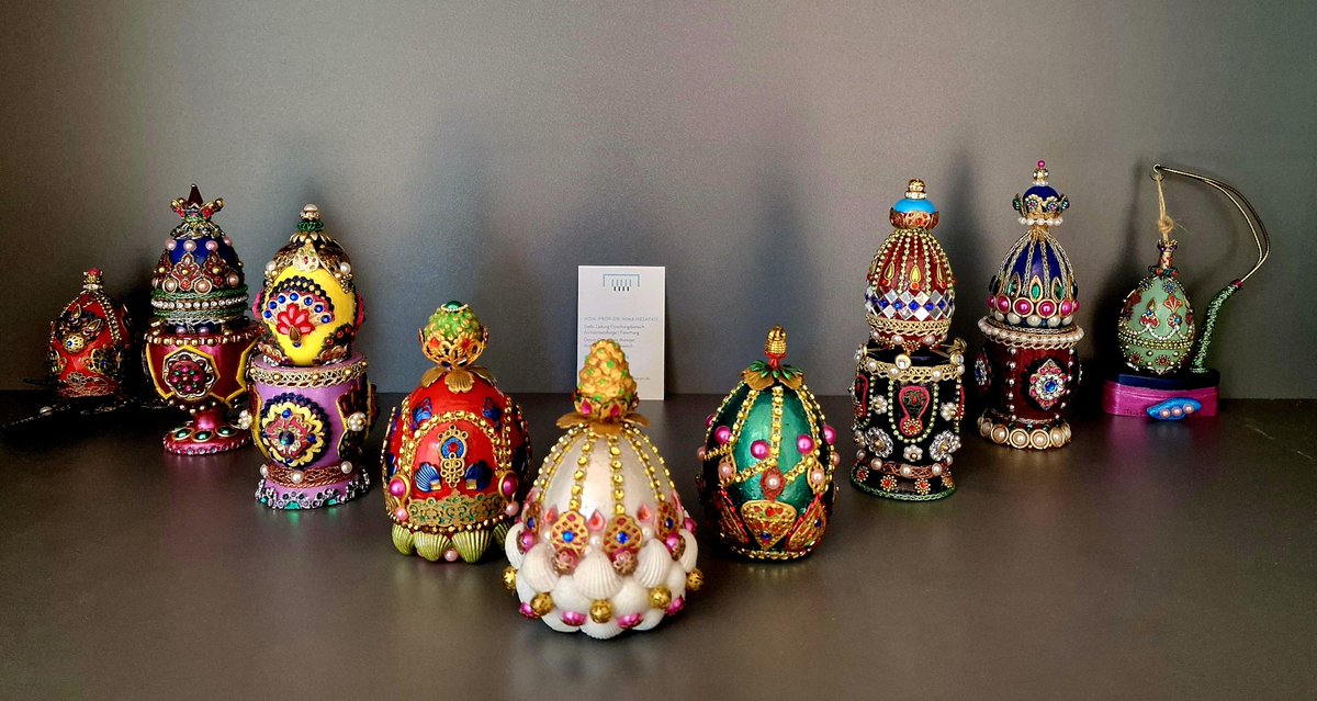 nimanezafati's tweet photo. A small gathering of my decorated eggs — little worlds of color, ornament, and imagination. ✨

دورهمی کوچکی از تخم‌مرغ‌های تزئینی من؛ جهان‌های کوچکی از رنگ، نقش و خیال. ✨ https://t.co/DvV4NLkfcC
