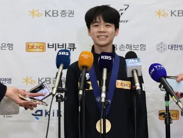 yuzuromans's tweet photo. He was so happy to win the competition https://t.co/B3zU24P7wc