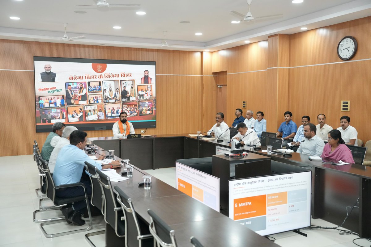 officecmbihar's tweet photo. माननीय मुख्यमंत्री श्री सम्राट चौधरी जी ने आज लोक सेवक आवास स्थित ‘संकल्प’ सभागार में बिहार ग्रीन हाइड्रोजन नीति-2026 के प्रारूप को लेकर आयोजित समीक्षा बैठक में विस्तृत चर्चा की। https://t.co/6AhPaJ6hI8