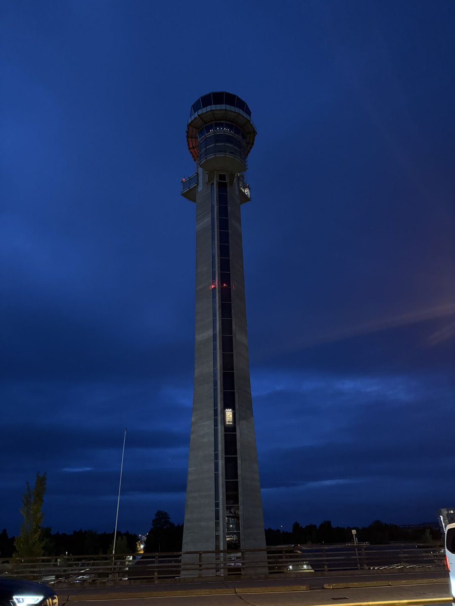 susann963's tweet photo. Theme: Blue
Early morning at OSL https://t.co/B35tHLZVKd