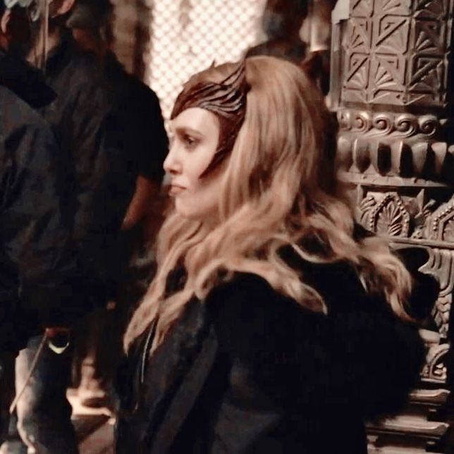 BruceWayne9851's tweet photo. Elizabeth Olsen behind the scenes of WandaVision and Multiverse of Madness. https://t.co/fKHDUEREDi