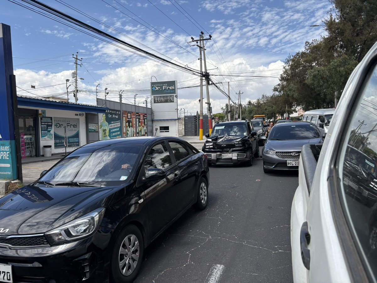 diegopuente1's tweet photo. Este carro eléctrico participó en un accidente de tránsito en la avenida Manuela Córdova Galarza en #Quito. 
En lugar de detenerse aceleró. Incluso cuando una ocupante ensangrentada del otro carro se bajó y le increpó, el conductor huyó. @AMT_Quito https://t.co/NZtrUwotsz