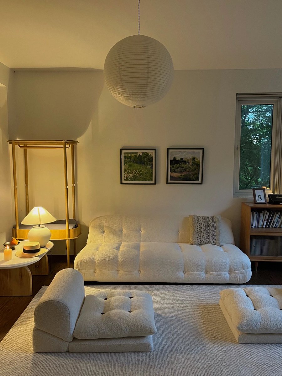28790Philipp's tweet photo. Cozy Sunday vibes: making a mug of hot cocoa while the rain taps on the window, wrapped in a fuzzy blanket and re-reading my favorite novel. Perfect little lazy day at home!， https://t.co/l9AR04qeLD