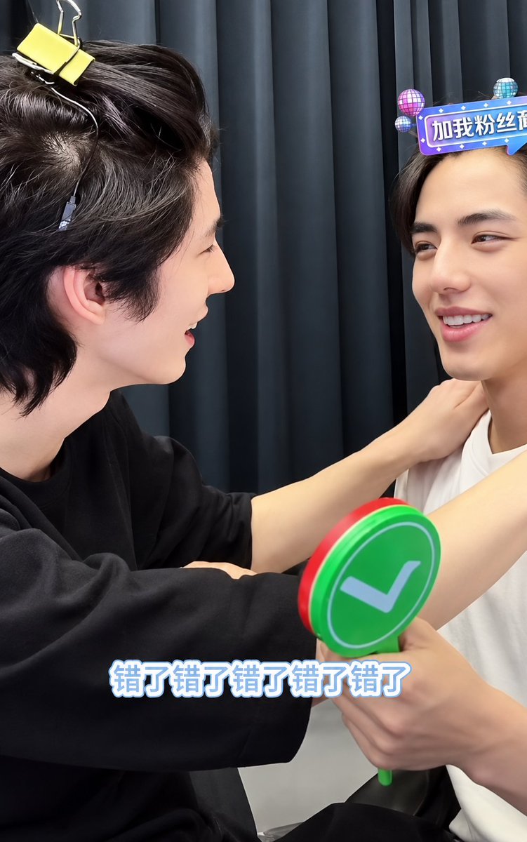 Liset16753's tweet photo. The thing is, they don't even need to kiss to keep the Luckys hooked. 😌

They just have to be themselves 💙💜

//Ollie with a charging cable in his hair, lmaoo I can't even. They're insane 😭😭

#Ollie #Shuyuan #TianYuan https://t.co/X4d9MODAcA