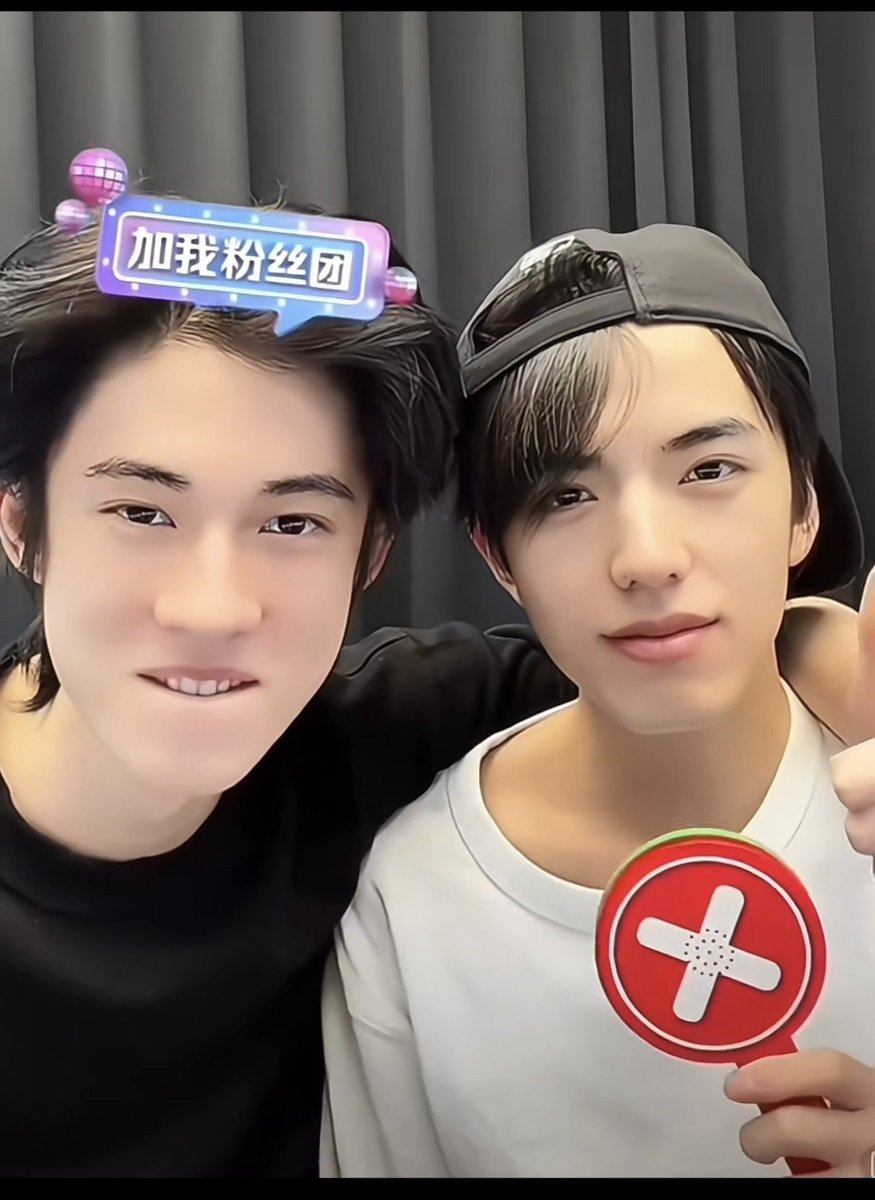 Liset16753's tweet photo. The thing is, they don't even need to kiss to keep the Luckys hooked. 😌

They just have to be themselves 💙💜

//Ollie with a charging cable in his hair, lmaoo I can't even. They're insane 😭😭

#Ollie #Shuyuan #TianYuan https://t.co/X4d9MODAcA