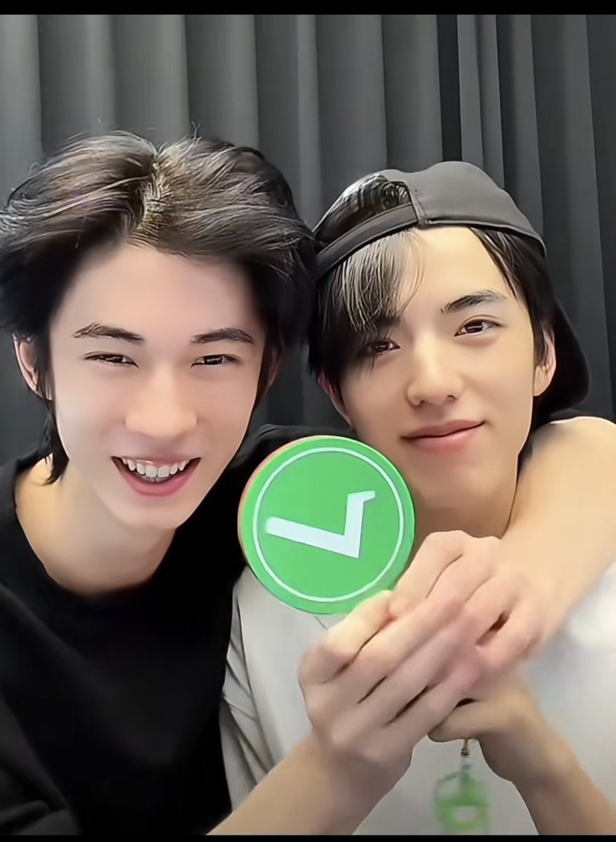 Liset16753's tweet photo. The thing is, they don't even need to kiss to keep the Luckys hooked. 😌

They just have to be themselves 💙💜

//Ollie with a charging cable in his hair, lmaoo I can't even. They're insane 😭😭

#Ollie #Shuyuan #TianYuan https://t.co/X4d9MODAcA
