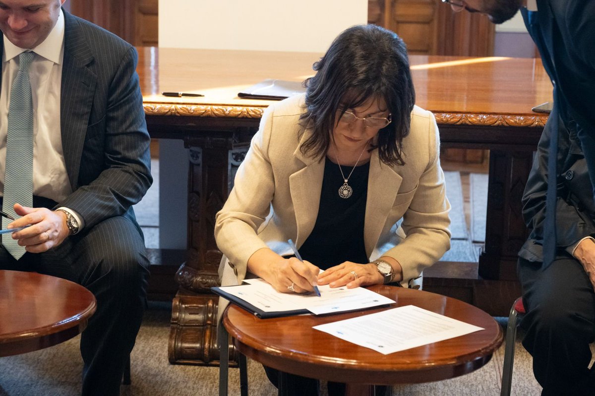 blancarodgon's tweet photo. Esta mañana el Poder Legislativo y la Corte Interamericana de Derechos Humanos renovaron el Acuerdo Marco de Cooperación.
El desarrollo, la consagraci��n y el efectivo cumplimiento de los DDHH; que reconoce innumerables logros y también dificultades en nuestro continente; se encuentran hoy especialmente desafiados.
El Uruguay reafirma y renueva su compromiso histórico con el Sistema Interamericano, el cumplimiento de las obligaciones internacionales asumidas y la plena vigencia del Estado de derecho, sus garantías y los derechos de las personas.