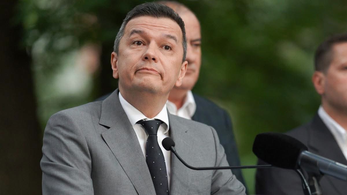 AncientPriest's tweet photo. PSD, înainte să fugă din guvern: „Nu se mai poate cu Ilie Bolojan. Plecăm din guvern!”

PSD, după ce a fugit din guvern: „Continuăm guvernarea, dar doar cu alt prim-ministru PNL în afară de Ilie Bolojan”.

PSD, după ce nu le iese schema cu ruperea PNL prin Adrian Veștea: „Bolojan nu vrea să plece. Bolojan se agață de scaun”.

PSD, azi, după desemnarea lui Siegfried Mureșan: „Nu putem vota un Bolojan 2.0”.

Concluzia:

PSD nu va accepta niciodată un guvern care susține reforma reală a statului și tăierea privilegiilor.

Parlamentarii ar trebui să voteze în interesul românilor care i-au votat, nu în interesul partidului din care fac parte.

Țara are nevoie de un Guvern stabil nu de ieri, de azi, ci de 5 luni, de când PSD și AUR au demis guvernul fără să aibă o soluție de pus în loc.

Dacă actualul Parlament nu poate genera o majoritate stabilă pentru guvernare, atunci cu siguranță este nevoie de un nou Parlament.

Oana Gheorghiu