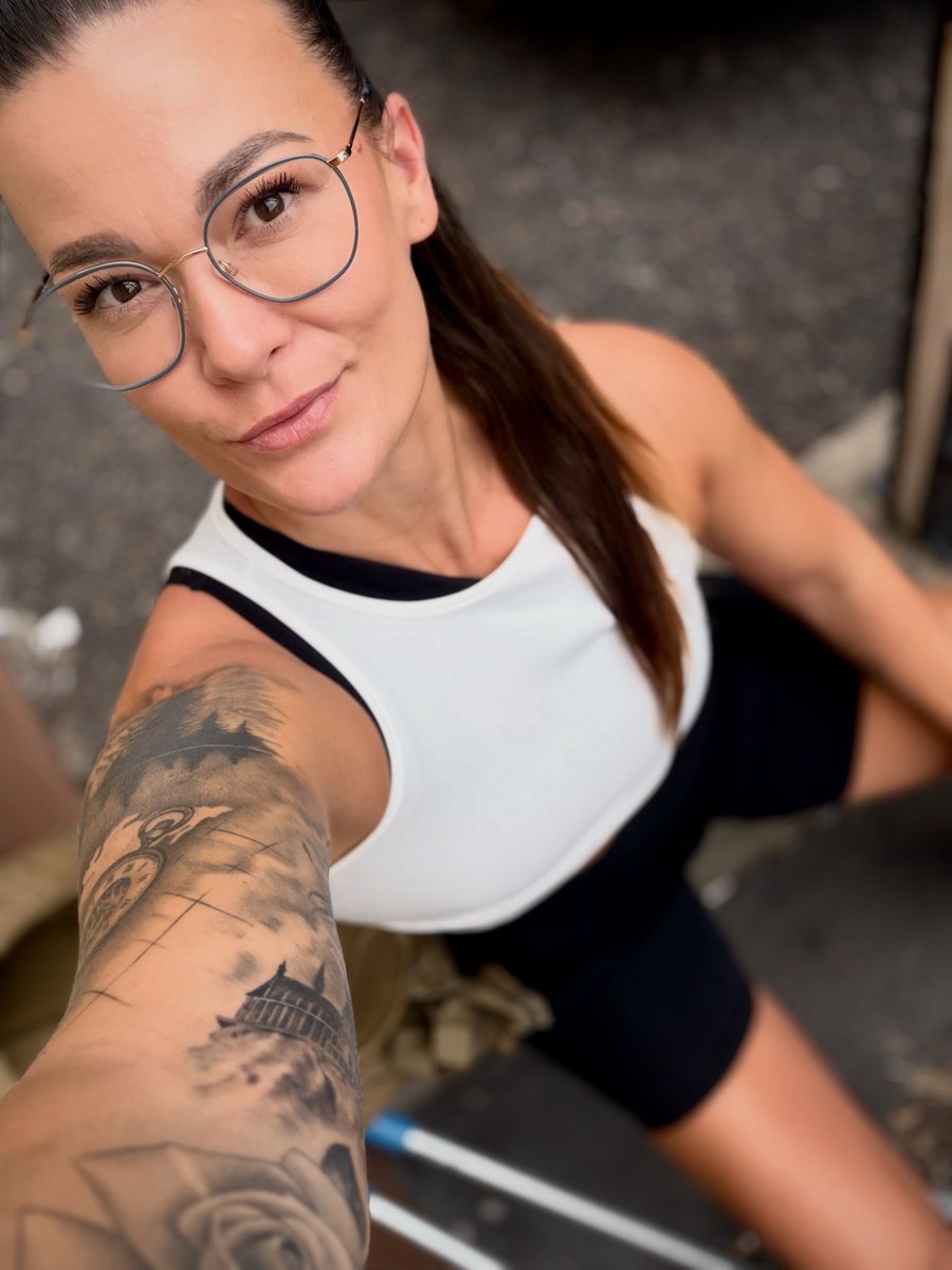 ka1713's tweet photo. Největší úspěch je někdy prostě jen vyjít z bytu. Už jen dva týdny a snad budu moct začít rehabilitaci – podle toho, jak těch osm šroubů a kus plechu drží kotník pohromadě. https://t.co/rSm7K7mEUW