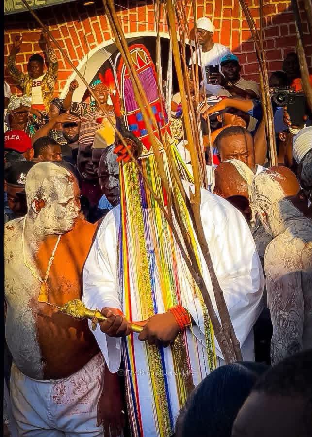 imakun12's tweet photo. FOUR PHOTOGRAPHS. ONE SACRED THRONE. ONE UNBROKEN TRADITION.

📸 Picture 1: Ooni Ademiluyi — Olojo Festival, 1925
📸 Picture 2: Ooni Aderemi — Olojo Festival, 1964
📸 Picture 4: Ooni Sijuade — Olojo Festival, 2010
📸 Picture 3: Ooni Adeyeye — Olojo Festival, 2025 https://t.co/xuDTAGzLWM