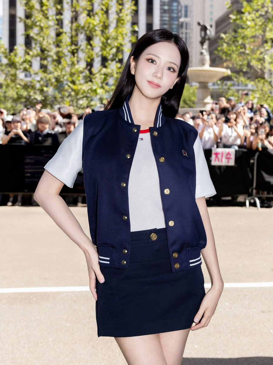 spinorbinmusic's tweet photo. JISOO was the #1 Top K-pop Act during New York Fashion Week generating $4M in EMV with a 2.5% engagement rate and we are COMPLETELY LOSING IT! 😱🔥✨ 

Our queen absolutely DOMINATED! 👑💖 #JISOO #지수 #BLACKPINK #NYFW #FashionIcon https://t.co/nqtTRB3WzJ