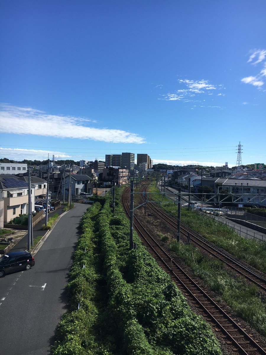 JF5OFRNU700McUw's tweet photo. 寺崎陸橋から佐倉駅方面を見ると、こちらは冠水は見られません

佐倉駅北口から直接は身動きは取れませんが、佐倉駅南口から佐倉駅西側の寺崎の橋を使えばベイシアがある寺崎北地区までは来れます

寺崎北地区も冠水はありません

なお、ベイシアは通常通り営業開始しています https://t.co/kYujMIwJ1L
