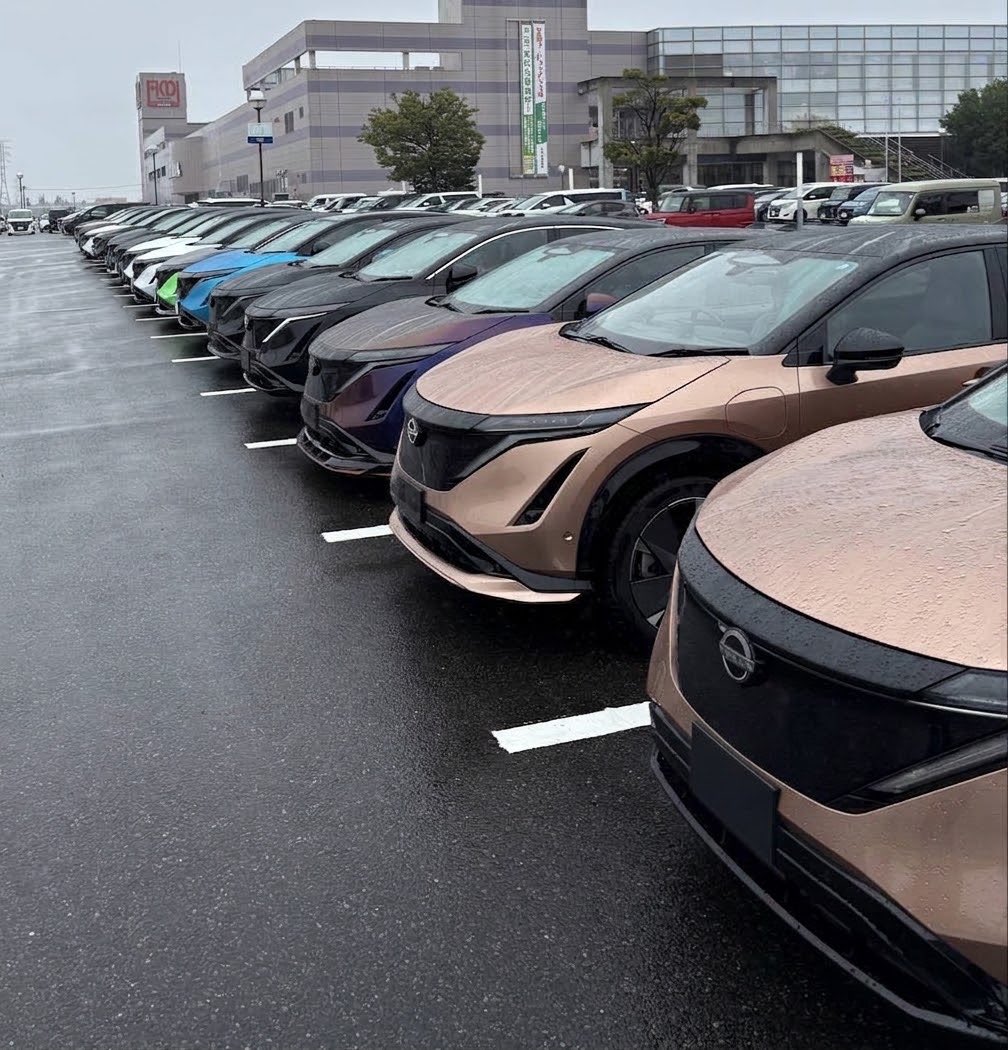 eyn58496's tweet photo. 全国各地から、日産アリアがこんなに集結しました！⚡️🚗
圧巻の眺めに大興奮‼️リアビューも美しい🚗✨色んなカラーが見られるのもオフ会ならでは🩵🩷
天気が悪くても、アリアが並べばそこはパラダイス🚗✨
#AOCJ #日産アリア #ARIA #オフ会 #電気自動車 #EV https://t.co/RHVTfdiurb