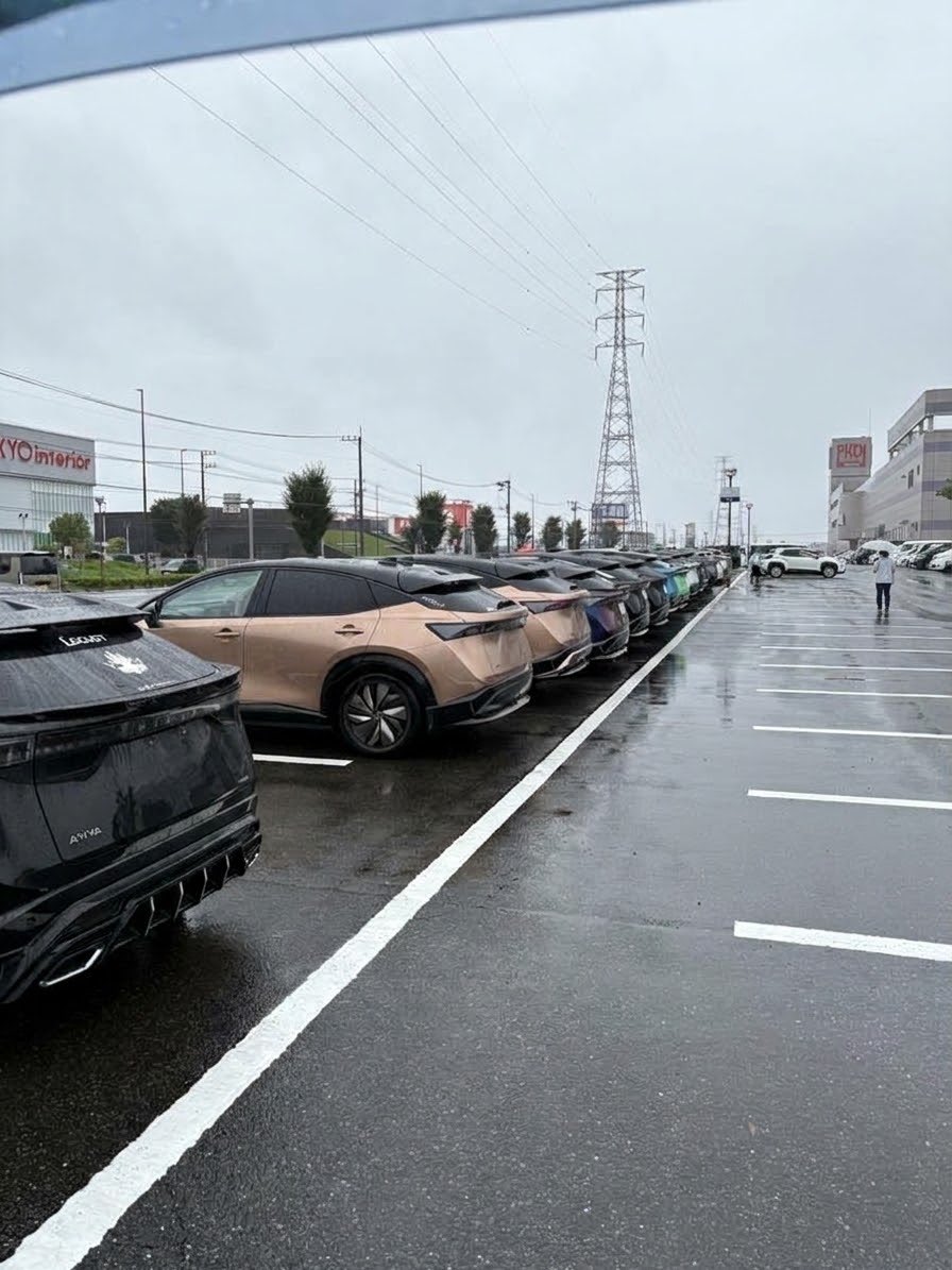 eyn58496's tweet photo. 全国各地から、日産アリアがこんなに集結しました！⚡️🚗
圧巻の眺めに大興奮‼️リアビューも美しい🚗✨色んなカラーが見られるのもオフ会ならでは🩵🩷
天気が悪くても、アリアが並べばそこはパラダイス🚗✨
#AOCJ #日産アリア #ARIA #オフ会 #電気自動車 #EV https://t.co/RHVTfdiurb