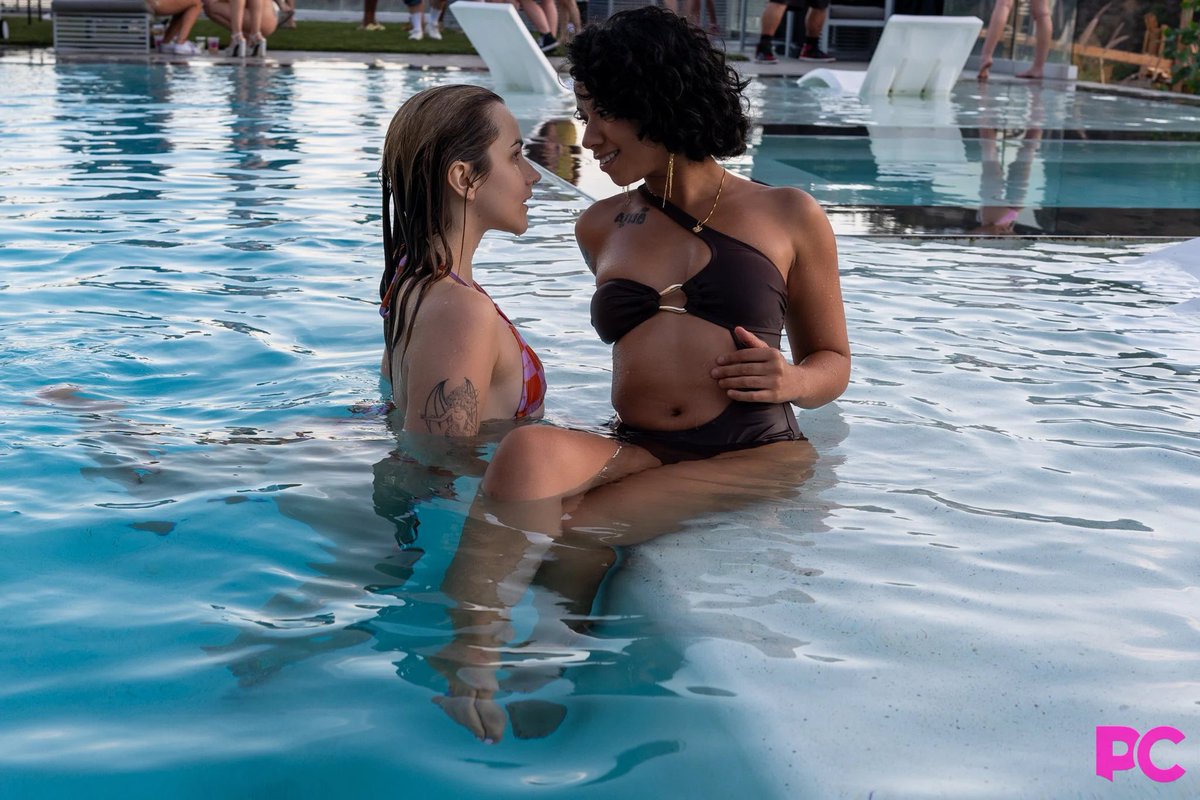 OpheliaFae888's tweet photo. straight girls AU fic where instead of being a lesbian with a thing for straight girls im a (still lesbian) mermaid with a thing for human girls @pussycopia 

📸 @morbidIAFD at the @AustinKingPC  pool party https://t.co/ca6HYl6itF