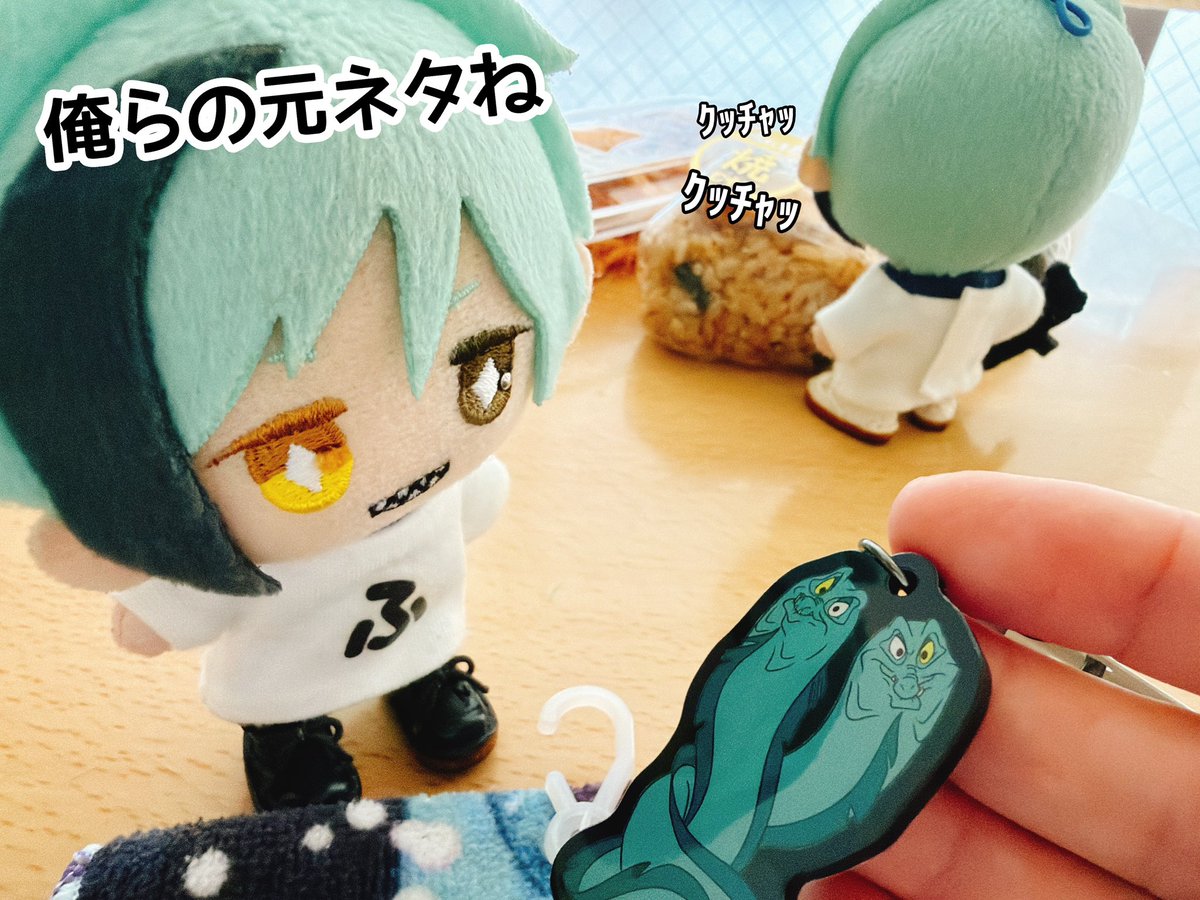 roottree285002's tweet photo. パスケースとハンケチとキラキラストラップ買った報告しても、フーちゃんしか話聞いてくれない🥲

#twstぬい撮り部 https://t.co/exLULYgaXZ