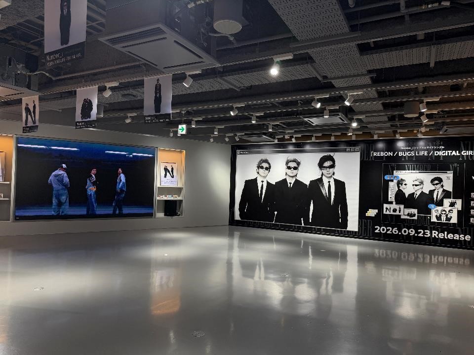 SHIBUYA_T_MUSIC's tweet photo. 【#Number_i ①】
4thシングル『REBON / BUGS LIFE / DIGITAL GIRL』が本日入荷💿今回はトリプルAサイドシングル！

発売を記念して特大ビジョンやビジュアル展示、吊りフラッグなど、シブツタ地下2Fをジャック中です👀✨
展示期間：9月28日(月)まで https://t.co/v7f08tLYgw