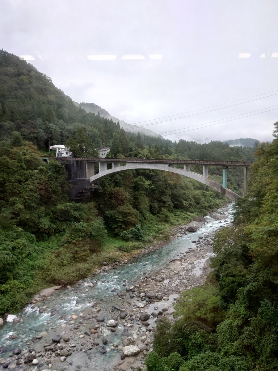 tarou_bou's tweet photo. あれ〜？この前書いたや���が勝手に消されてる。そういう事もあるんだなぁと　(^_^;)
写真は黒部ダムに行った時の富山〜立山間の景色です。今までいろんな所に旅行しましたけど、こういう強行軍は年取ってからは行けないなぁとしみじみ。あと10年くらいやれるかな？ https://t.co/PZrFcEiCfW