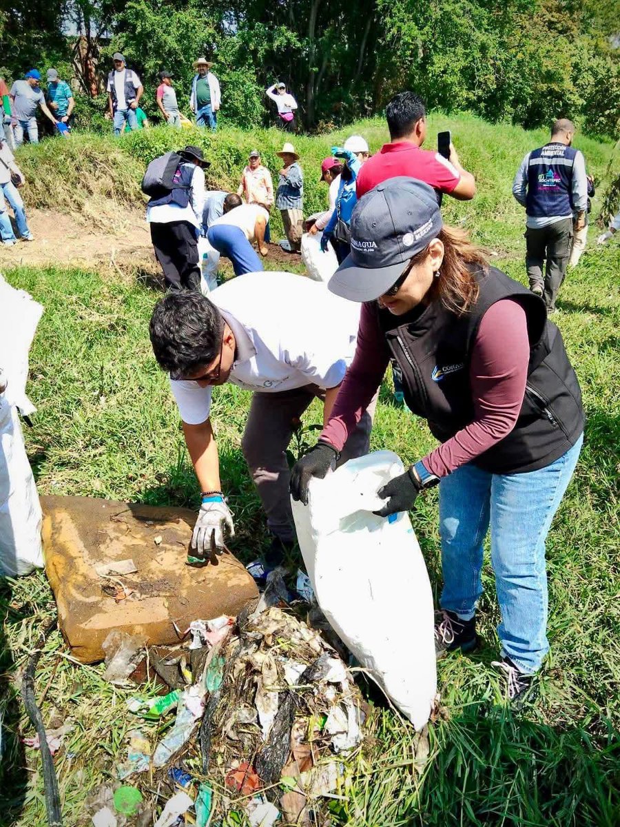 ElTxoroMatutino's tweet photo. 🌿💧 SCAPSJ participa en jornada de limpieza del río Apatlaco
El organismo de Jiutepec se sumó, como invitado de Conagua, a la jornada realizada en Xochitepec para contribuir al cuidado y preservación del río Apatlaco.
#Jiutepec #SCAPSJ https://t.co/xCO2be0CUg
