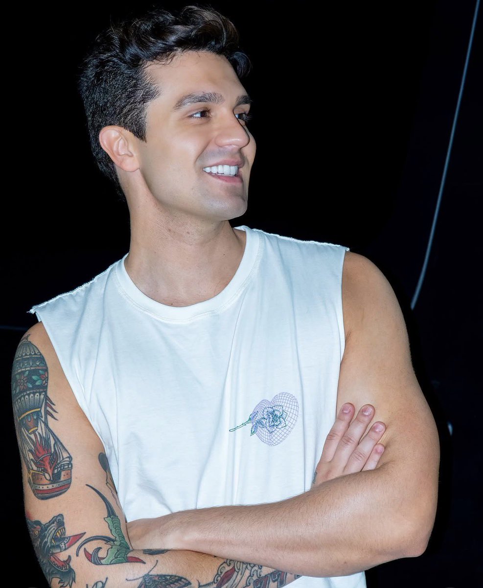 yourselfluanr's tweet photo. MEU AMOR ❤️
e a camiseta nova com a manga cortada kk https://t.co/jwZytQy5mw