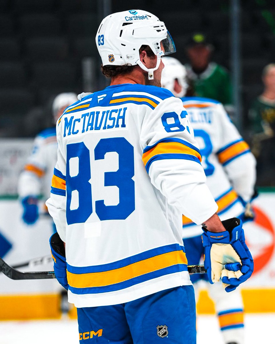 Mason McTavish is sporting some new threads 🧵 
 [📷](https://pbs.twimg.com/media/HSx-lTPboAAunII.jpg) [📷](https://pbs.twimg.com/media/HSx-lS7aUAAWC5Y.jpg) [📷