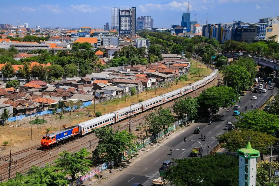 KAI121's tweet photo. Mungkin bagimu, rindu sesederhana keinginan untuk bertemu.
Namun, nyatanya ia hadir ketika seseorang yang terasa begitu dekat harus melangkah jauh ke tempat yang berbeda.

Bukan semata karena ada ruang yang terbentang,
melainkan karena satu nama masih memiliki tempat yang tak tergantikan.
Ia menetap dalam diam, tumbuh perlahan seiring waktu berjalan,
meski keadaan berkali-kali datang menguji perasaan. 🥹

Selamat pagi, #SahabatKAI!

#KAI121 

Support photo 🙏🏼: erzanjar_007 (IG)