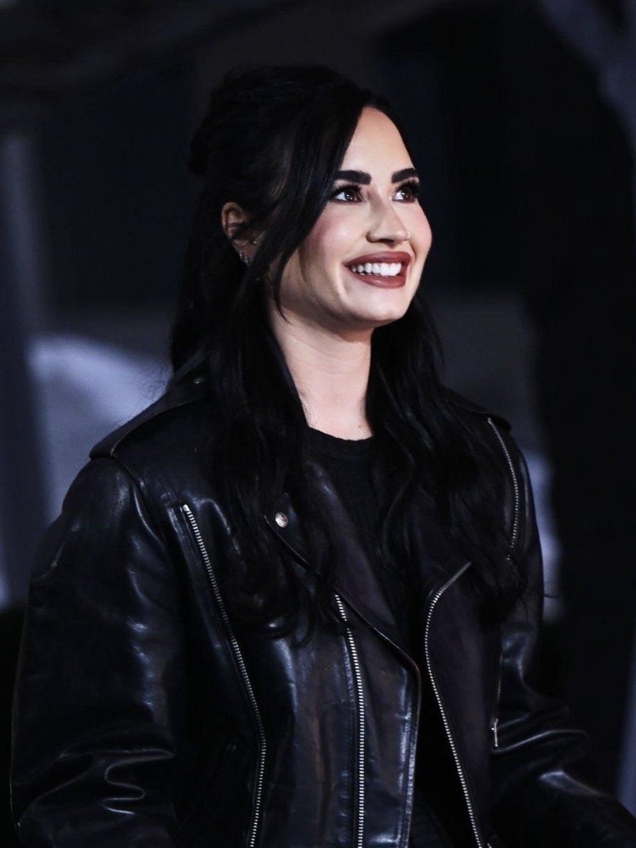 incasezx's tweet photo. as pessoas ao meu redor que me ouvem falar sobre a demi nunca vão entender o tamanho do meu amor por ela, o tamanho do alívio que eu sinto aqui dentro toda vez que eu vejo esse sorriso e toda vez que eu lembro que ela tá aqui com a gente. sério, a existência dela me cura ❤️‍🩹 https://t.co/x9DlhNfKGY