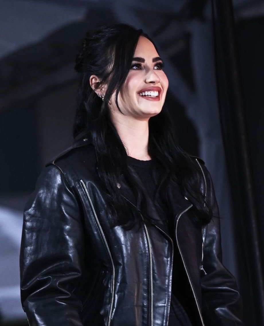 incasezx's tweet photo. as pessoas ao meu redor que me ouvem falar sobre a demi nunca vão entender o tamanho do meu amor por ela, o tamanho do alívio que eu sinto aqui dentro toda vez que eu vejo esse sorriso e toda vez que eu lembro que ela tá aqui com a gente. sério, a existência dela me cura ❤️‍🩹 https://t.co/x9DlhNfKGY