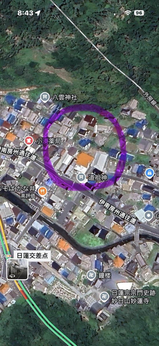 0sakanaParadise's tweet photo. 鴨川市小湊地区の土砂災害、この辺りの被害が酷いみたいなので知り合いがいる方は連絡してみた方が良いかもしれません😰土砂に流され、まだ何軒か救助中みたいです💦
#千葉県　#鴨川市　
#台風25号　#土砂崩れ https://t.co/Q51nh5SVXu
