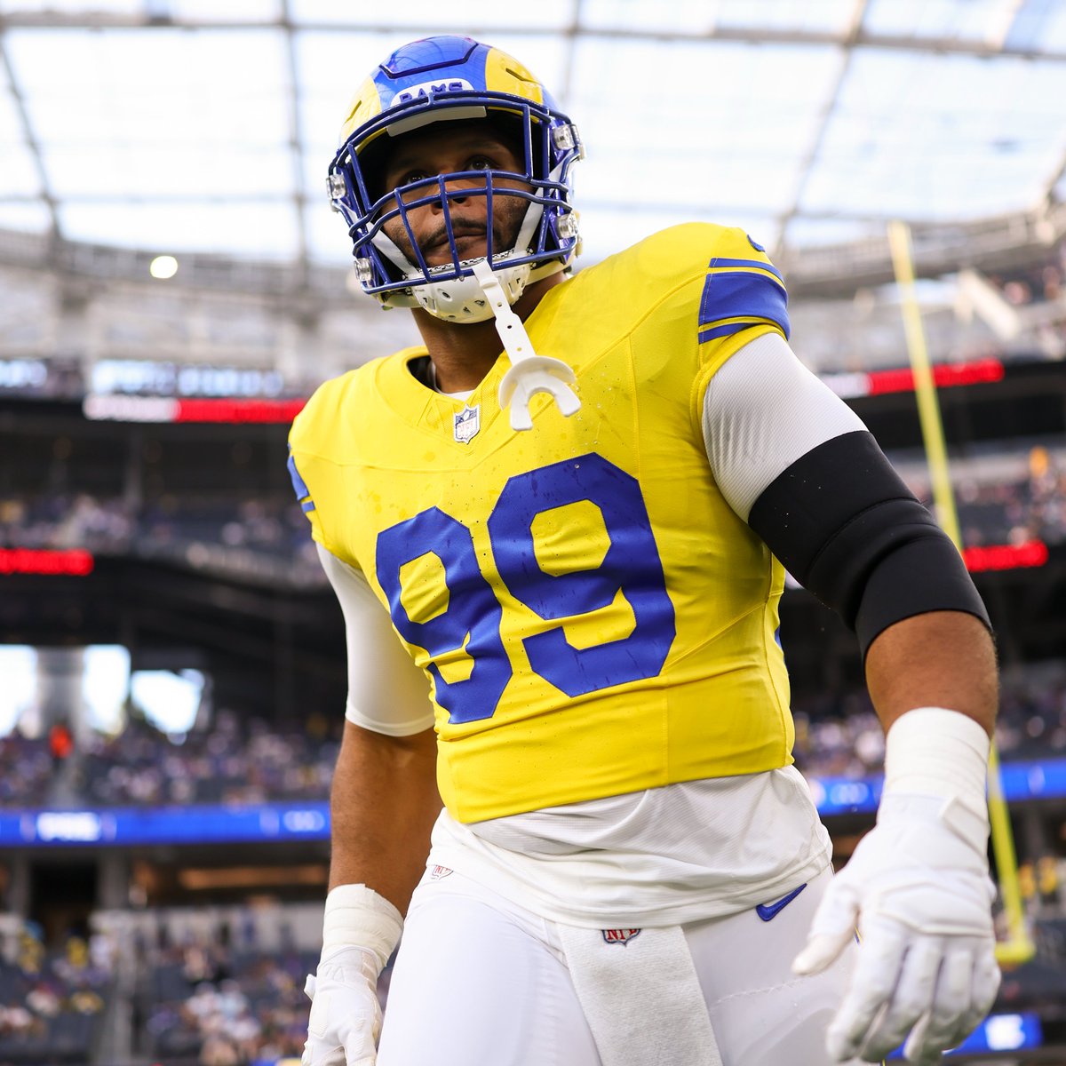 Looking fresh @​RamsNFL 😮‍💨

@​NYGvsLAR – 8:15pm ET on ESPN
Stream on @​NFLPlus 
 [📷](https://pbs.twimg.com/media/HSxyb3ybYAAW6ZE.jpg) [📷](https://pbs.twimg