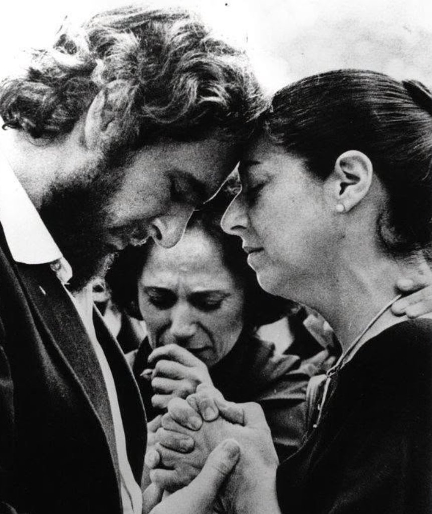 fotohistoriacl's tweet photo. El esposo de Ronni Moffitt, junto a la esposa de Orlando Letelier. 

Michael Moffitt e Isabel Morel.

Ronni y Michael llevaban 4 meses casados al momento del atentado que ordenó Pinochet desde Chile. https://t.co/VfHSxpUf56