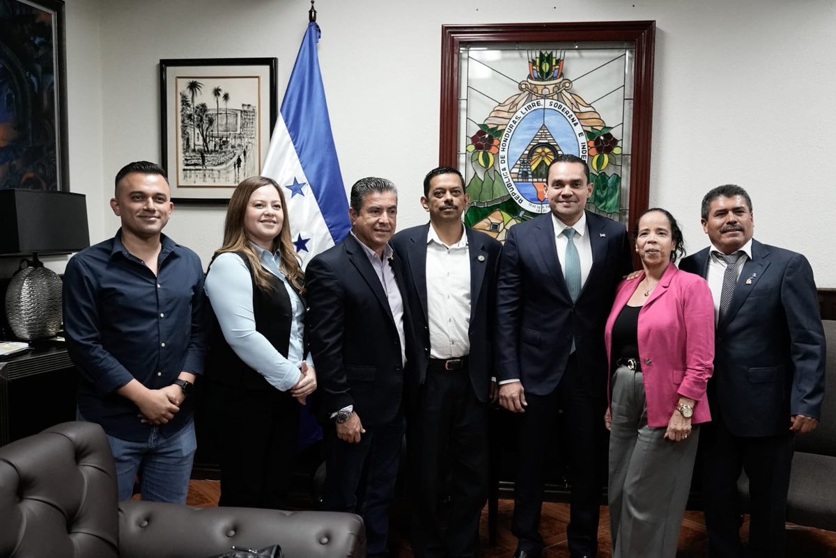 TommyZambranoM's tweet photo. Hoy recibimos a representantes del Instituto Genaro Muñoz y representantes de Siguatepeque para conversar sobre las necesidades y oportunidades de nuestra juventud, así como sobre distintos temas de interés para el municipio.

Reafirmamos nuestra disposición de trabajar de manera conjunta desde el Congreso Nacional, sumando esfuerzos para impulsar soluciones y generar más oportunidades para nuestra gente.

🇭🇳 Seguimos trabajando por Siguatepeque y por el futuro de nuestros jóvenes.