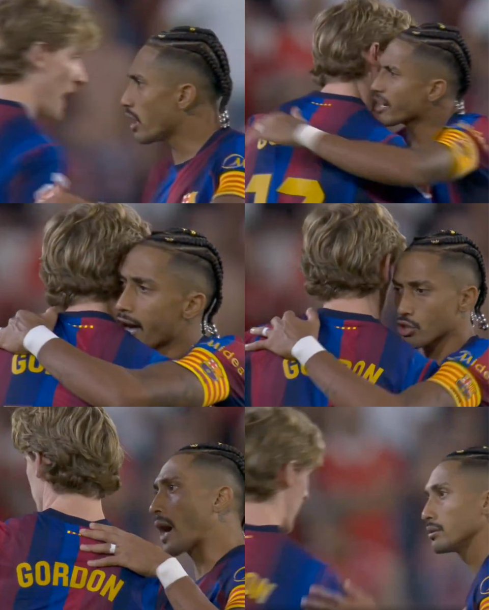InvictosSomos's tweet photo. Esto de Raphinha con Anthony Gordon ante el Sevilla es lo que hace un VERDADERO CAPITÁN. Como todavía no ha marcado su primer gol oficial con el FC Barcelona y no ha logrado asistir en sus últimos partidos disputados, el refuerzo inglés estaba bajoneado en el Ramón Sánchez Pizjuán. El delantero brasileño lo notó y, en cuanto se dio cuenta, se le acercó para animarlo.

El jefe del vestuario blaugrana le dijo a Gordon que no se preocupara y que mantuviera la calma porque es muy bueno. 

Por este tipo de cosas fue que Hansi Flick cambió el orden de los capitanes y convirtió a Raphinha en su líder principal. Un jugador que no solo se preocupa por su rendimiento individual, sino por el bienestar de todos sus compañeros.

IMPOSIBLE TENER A UN MEJOR CAPITÁN.