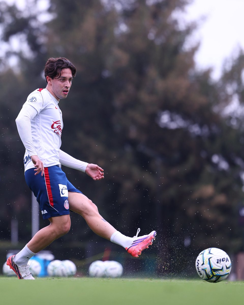 Chivas's tweet photo. Más 📸 del entreno de hoy 👊🏼 https://t.co/IdJFR9noNP