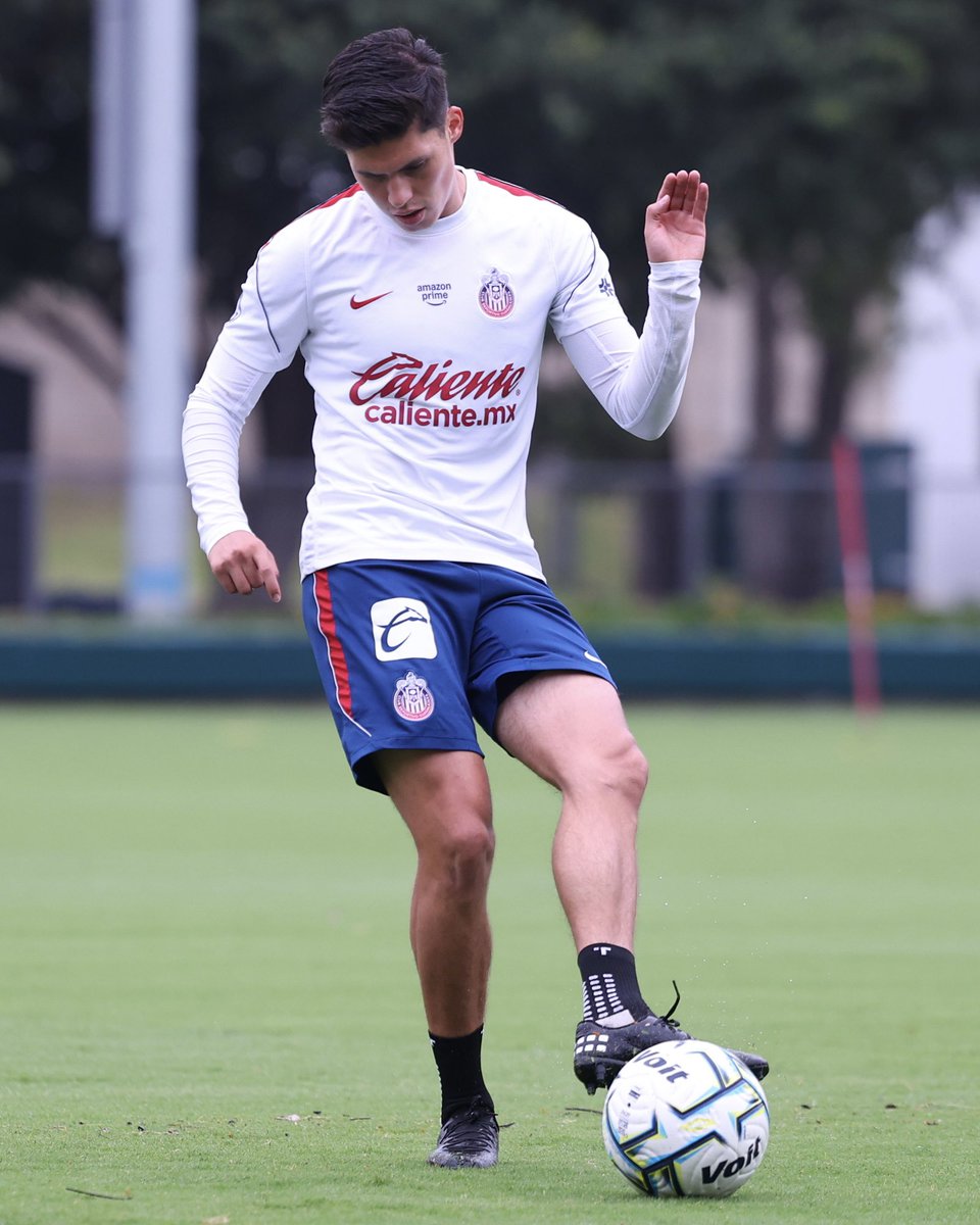 Chivas's tweet photo. Más 📸 del entreno de hoy 👊🏼 https://t.co/IdJFR9noNP