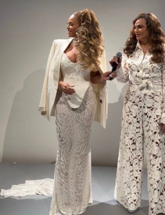 97VHOPE's tweet photo. 45 year old Beyoncé is something serious https://t.co/II3OYfjA3a