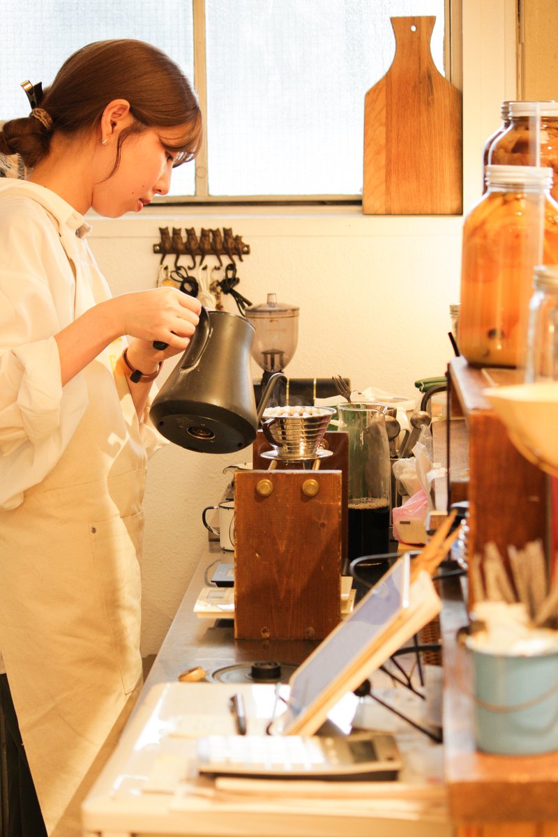 SUNAOCOFFEE's tweet photo. 品川区西五反田にあるカフェ、SUNAO COFFEEです。
 
 併設するPOINT NO.39のあたたかな真鍮照明に包まれながら、焼き立てのクレープや丁寧に淹れた珈琲をお楽しみいただけます。

本日も11時～17時でオープンしております。

#五反田カフェ https://t.co/HbvYXRw9oe
