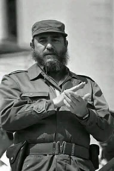 AlfreMene37409's tweet photo. Fidel: "Nosotros tenemos que crear ese tipo de hombre y la sociedad inculcarle tal carácter con su educación y con su ejemplo. Y desde la escuela ir formando esa nueva generación. Hay que pensar en una generación de productores". #LatirAvileño @JHGcasanova https://t.co/Z84YhfqBcp
