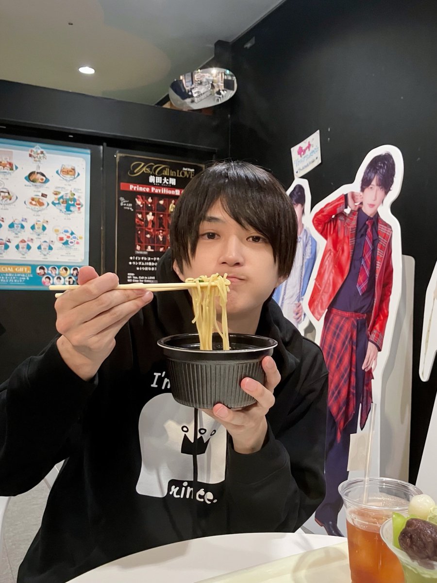 treevillage_jp's tweet photo. 『#前田大翔 POP-UP STORE＆CAFE
　〜Prince Pavilion 2026〜 feat.tree village』
👑横浜：9/15(火)～10/2(金) 
👑東京：9/19(土)～10/9(金)

#前田大翔 さんが横浜会場と東京会場の
#ぷりぱび に降臨👆🤴✨

POP-UP SHOP店内ではポスターや色紙へのサイン、
メッセージノートへの記帳をしていただきました！
プリンセス＆プリンスの皆さま、店内隅々まで探してみてくださいね👀

また、横浜会場ではチョコケーキとソーダフロートを、
東京会場ではラーメンとルイボスティー、
東京限定の全通しようか👆✨パフェをお召し上がりいただきました！
王子とお揃いメニューを食べてみては？👸💕🤴

みなさまのご来館を心よりお待ちしております🏰

#リリイベ王子くん
#プリンスカフェ