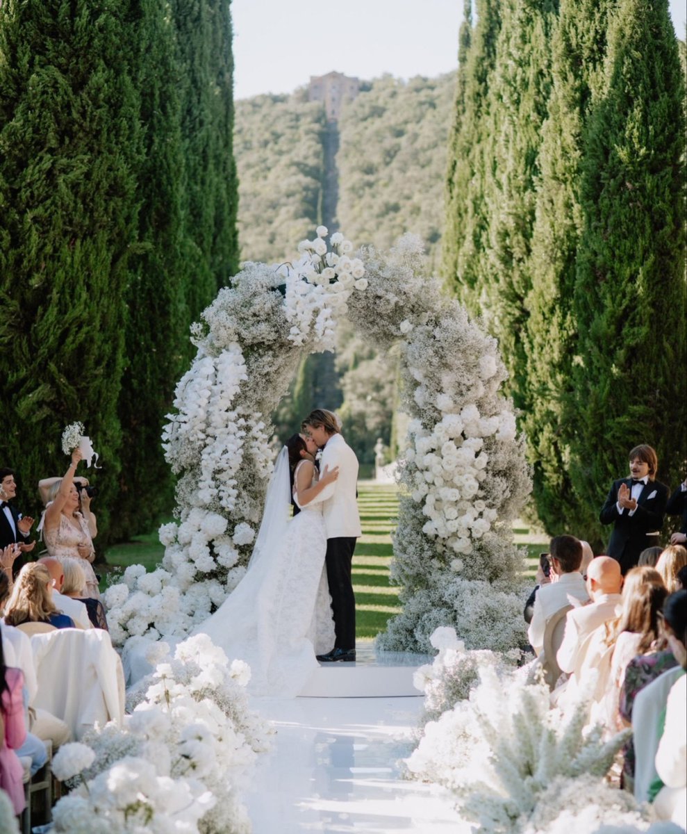 stranger_jann's tweet photo. noah being millie's bridesmaid at her wedding (may 2024) or is it maid of honour?? I FEEL UNWELL https://t.co/OSRFkhCX6b