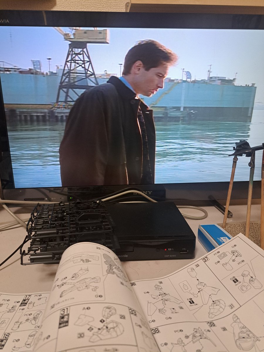 Aoi_hatano00's tweet photo. X ファイル見ながら、プラモデル作っている✨ https://t.co/Es4SAm3nD0