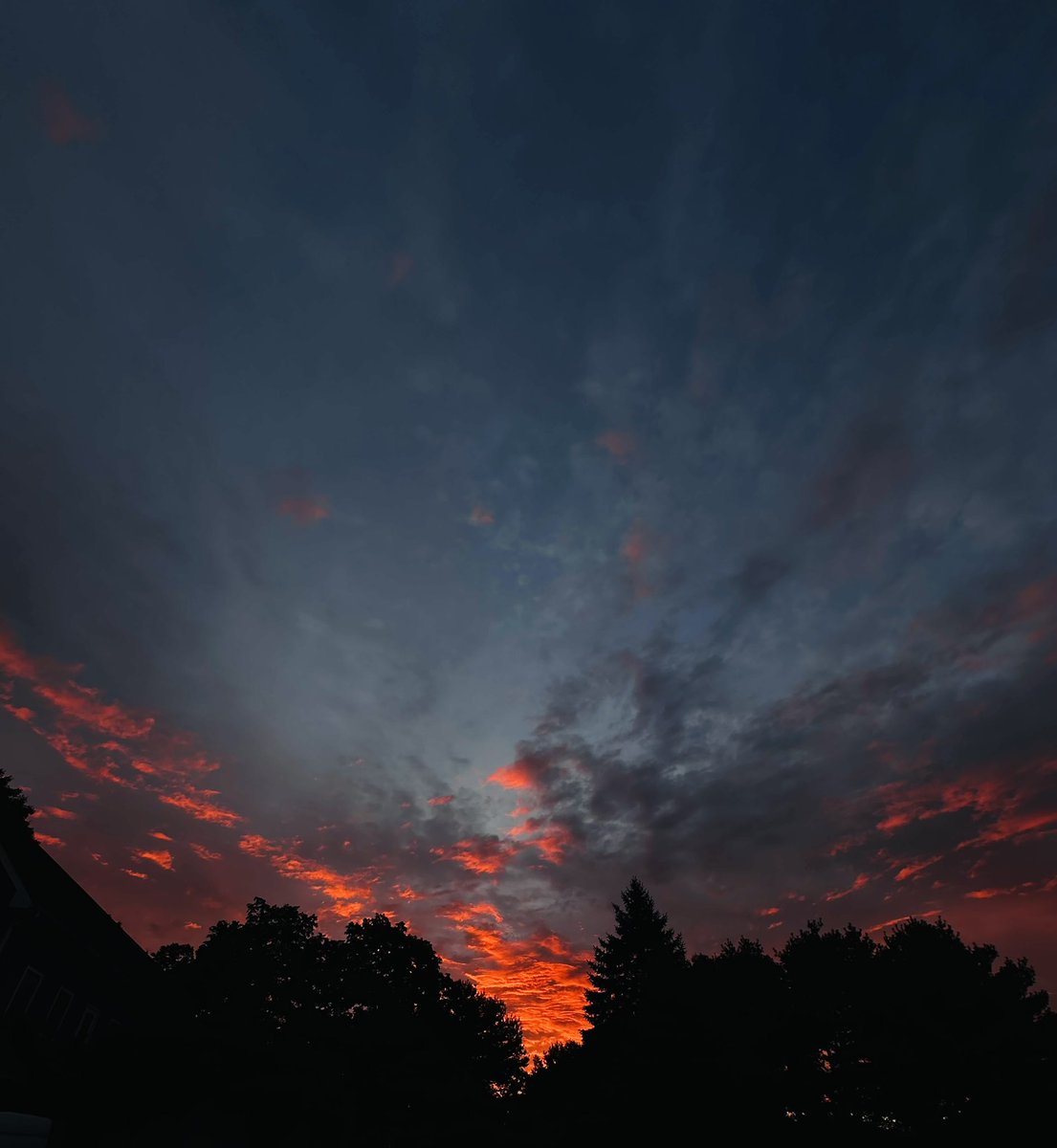 KingHeLiiOS's tweet photo. A couple of sky pics I’ve taken over the past few weeks.. https://t.co/1PXWqXrk06