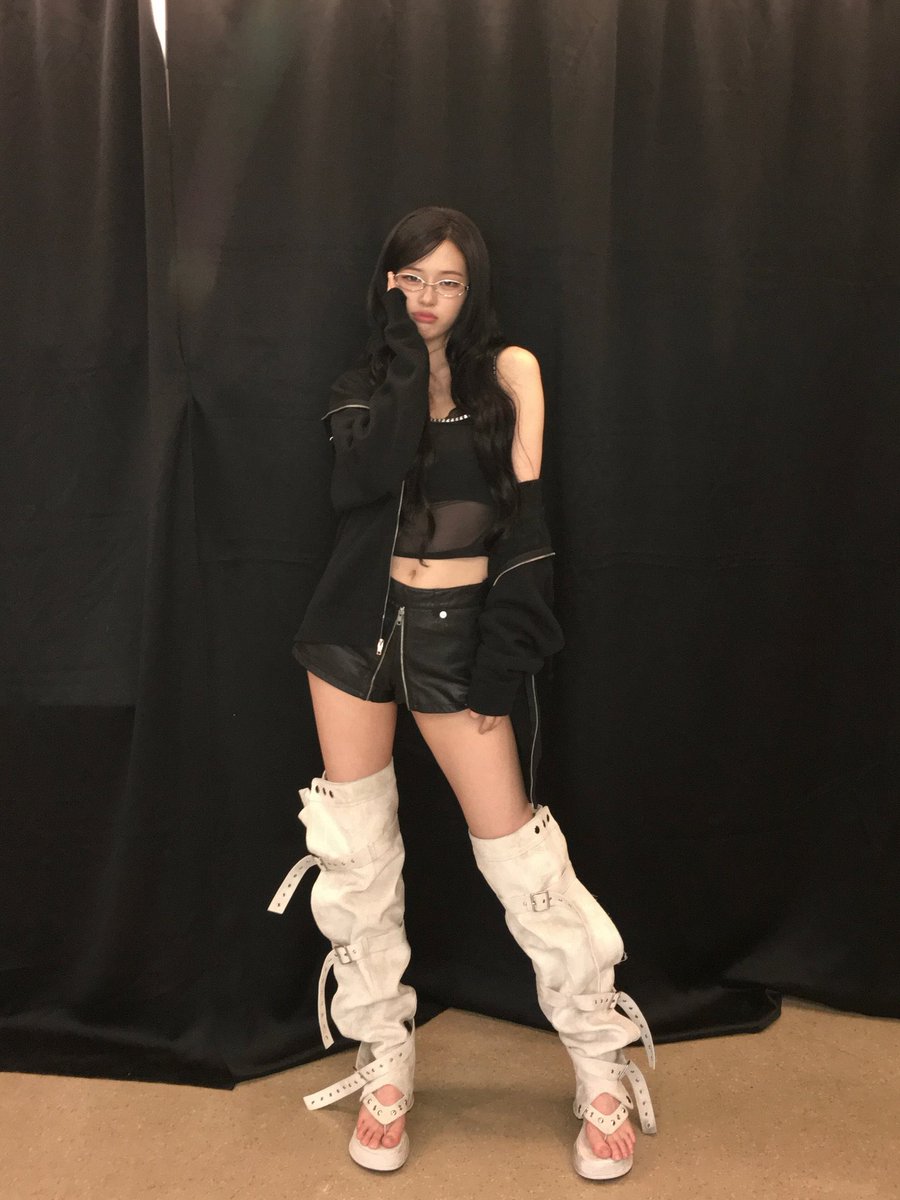 _ann_yujin's tweet photo. 🐈‍⬛🖤

#ANYUJIN #안유진 #IVE #아이브 https://t.co/rAfU249ON4